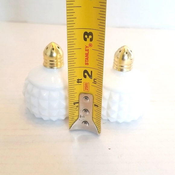 Vintage White Milk Glass Japan Hobnail Salt & Pepper Shaker Set. - Picture 7 of 7